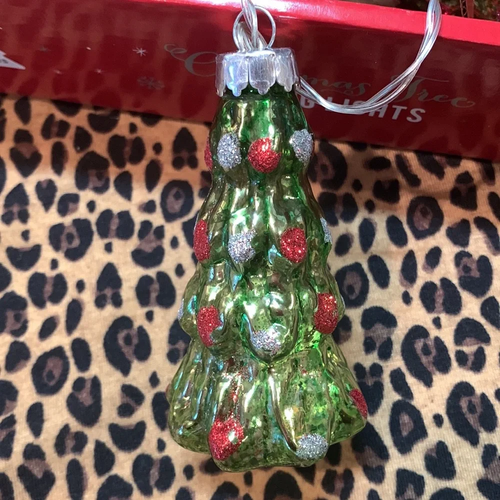 Sur la table Glass Christmas Tree Lights. Battery operated! Adorable!